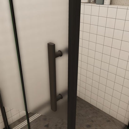 Een vouwdeur en een douchecompartiment met een vaste zijwand, 6 mm transparant en gemakkelijk -tot -schoon veiligheidsglas, mat zwart aluminium frame, ondoorzichtige matte middelste strip